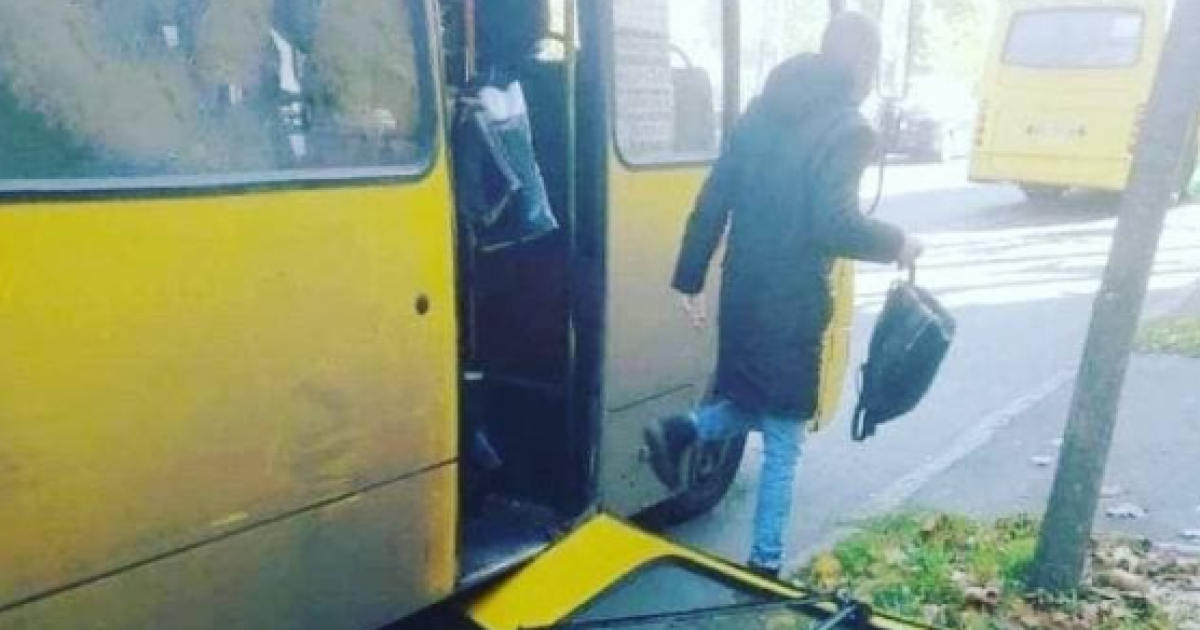 У Києві у маршрутки просто під час руху відпали двері: фото