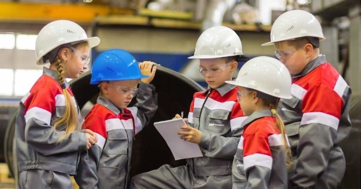 В оккупированном Луганске на заводах работают дети: какие причины