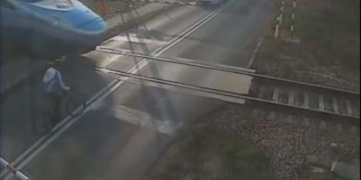 В Сети появилось жуткое видео столкновения польского велосипедиста с поездом