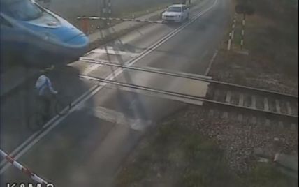В Сети появилось жуткое видео столкновения польского велосипедиста с поездом