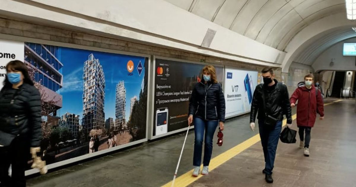 У Києві дві станції метро обладнали тактильними смугами для маломобільних пасажирів