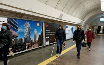 В Киеве две станции метро оборудовали тактильными полосами для маломобильных пассажиров