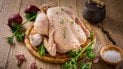 Чому не варто мити курку перед приготуванням