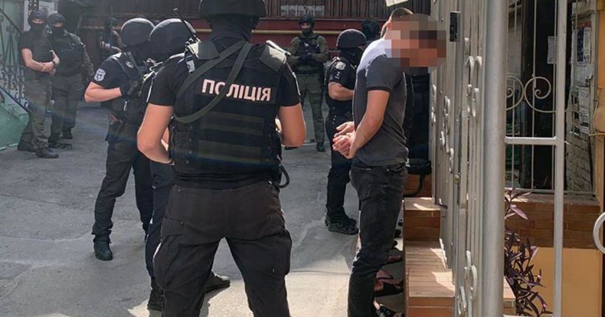 На Печерську у Києві поліція виявила групу осіб з вогнепальною зброєю