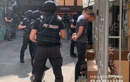На Печерську у Києві поліція виявила групу осіб з вогнепальною зброєю