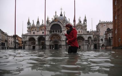 Венецию затопило: местами вода достигает почти метра