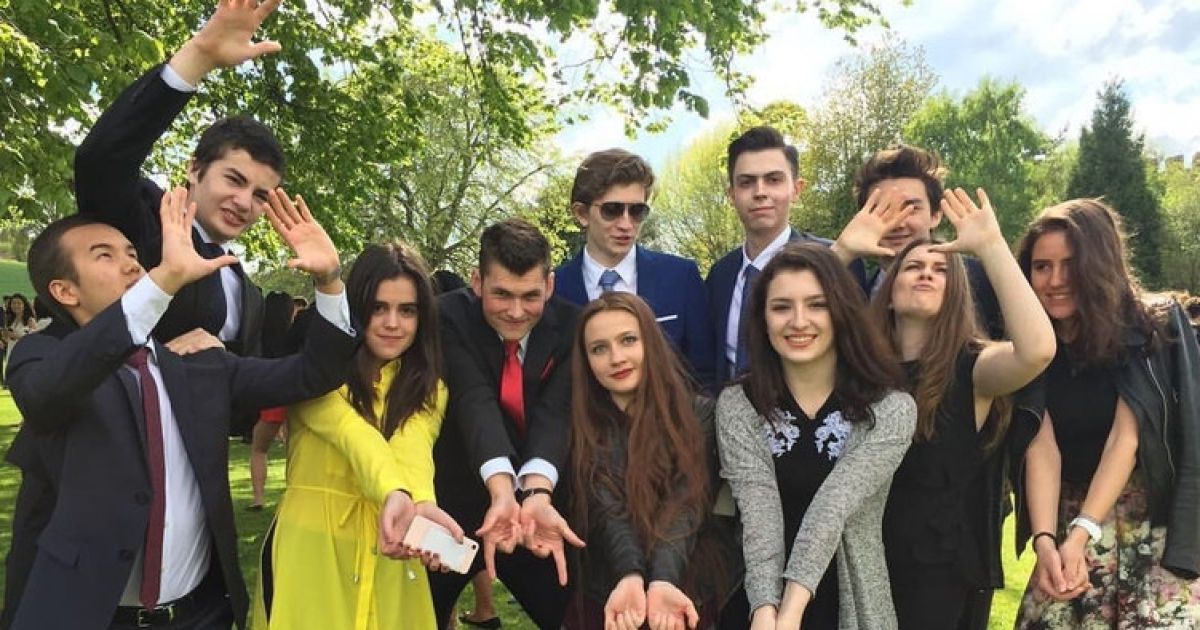 Михаил Порошенко (второй слева) и Евгения Порошенко (третья справа) с друзьями из колледжа. / © Фото Instagram.com