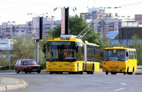 В Чернигове мужчина во время движения выпал из маршрутки: пассажир в тяжелом состоянии