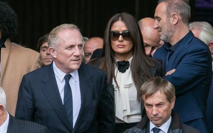 У білій блузці і босоніжках на екстремально високій платформі: Сальма Гаєк на похоронах Жака Ширака