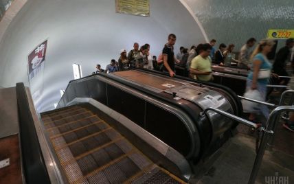 На одній з київських станцій метро зламався ескалатор через жіночі "шпильки"