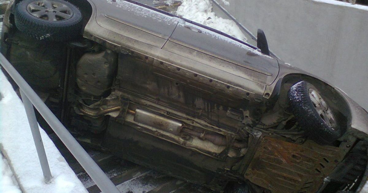 У центрі Києва Nissan влетів прямо у підземний перехід