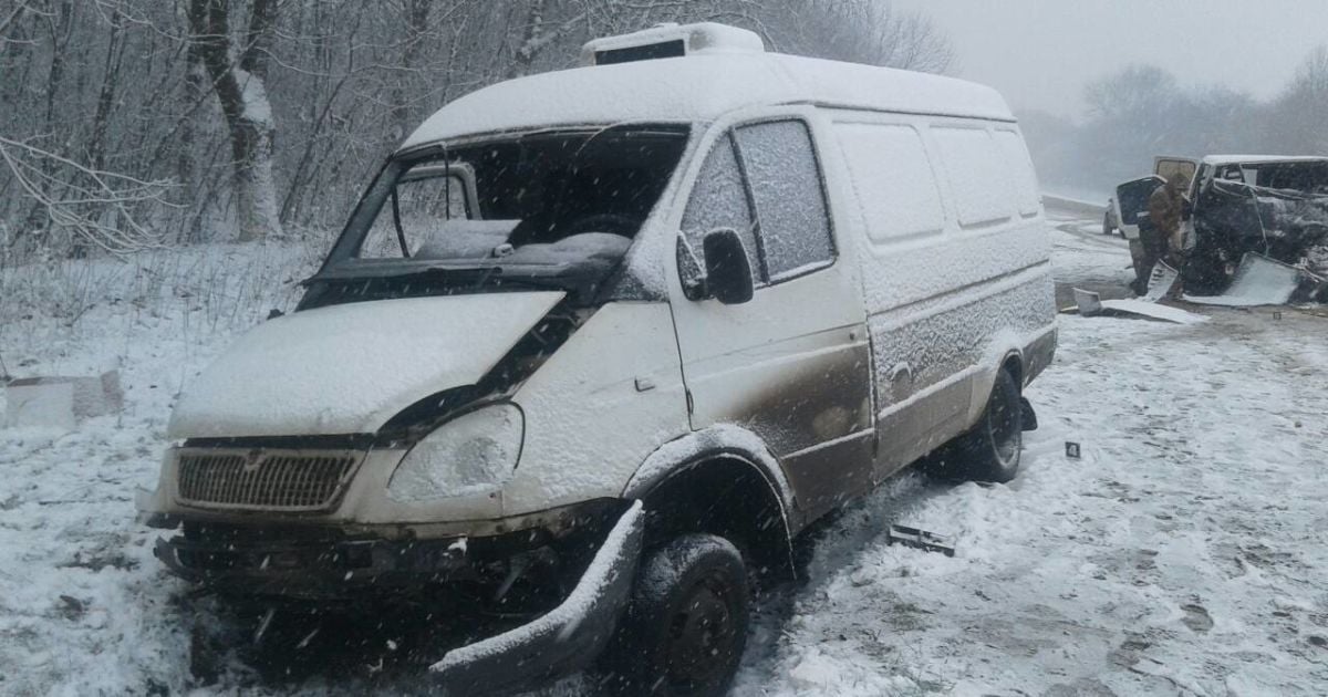На Хмельниччині внаслідок ДТП три людини потрапили в "автомобільну пастку"