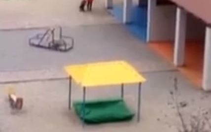 Волочила по землі: у Запоріжжі вихователька жорстоко поводилися з дитиною, яку забула на подвір'ї (відео)