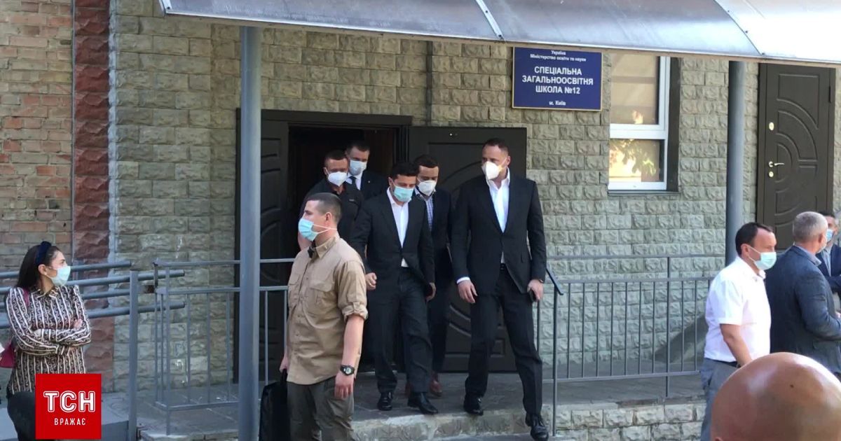 Зеленский вручает ключи от квартир наиболее пострадавшим семьям на Позняках