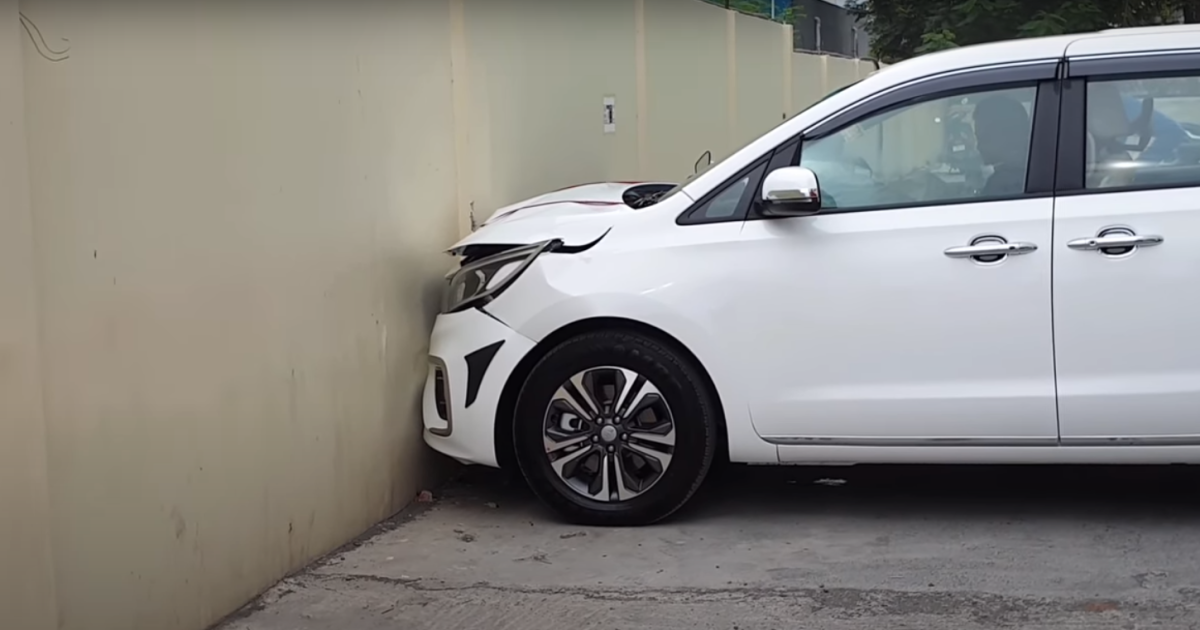 В Индии водитель разбил новый KIA сразу после выезда из автосалона: видео