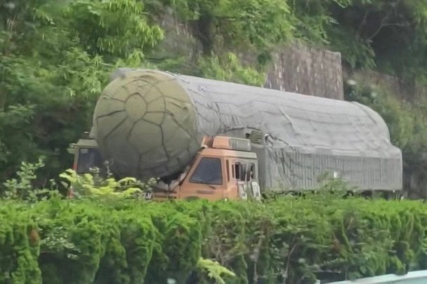 Китай возобновил советские методы: в Сети появились уникальные кадры замаскированных ядерных ракет