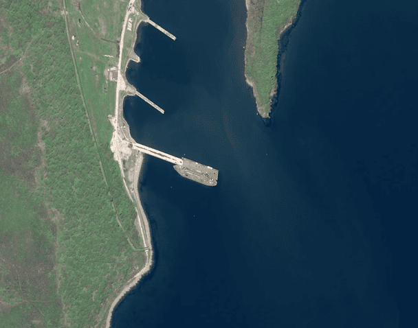 На супутниковому знімку, зробленому 18 травня 2025 року, видно судно, пришвартоване в порту Дунай у Росії.  / © CNN