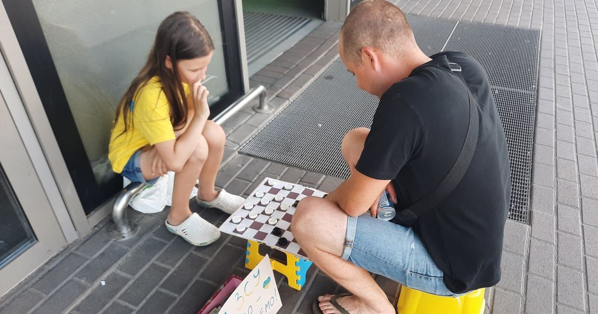 В Киеве маленькая чемпионка мира по шашкам игрой собирает деньги для ВСУ (фото)