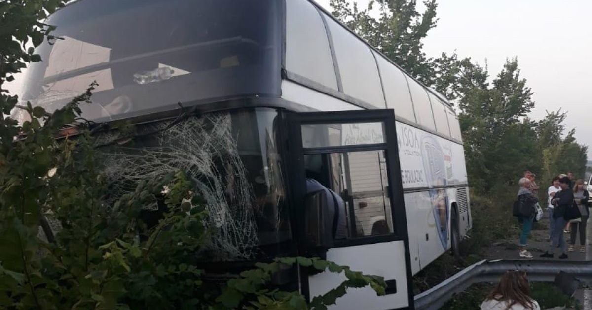 Під Харковом рейсовий автобус з пасажирами, який повертався з Лазурного, влетів у відбійник