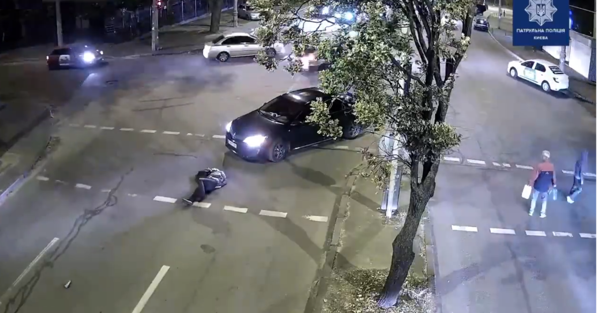 У Києві водій Toyota не пропустив жінку на пішохідному переході та збив її: з'явилося відео