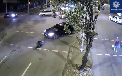 У Києві водій Toyota не пропустив жінку на пішохідному переході та збив її: з'явилося відео