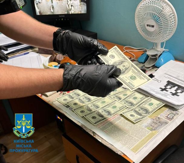За 1 тисячу доларів працівниця кладовища обіцяла підзахоронення до чужої могили / Фото: Київська міська прокуратура