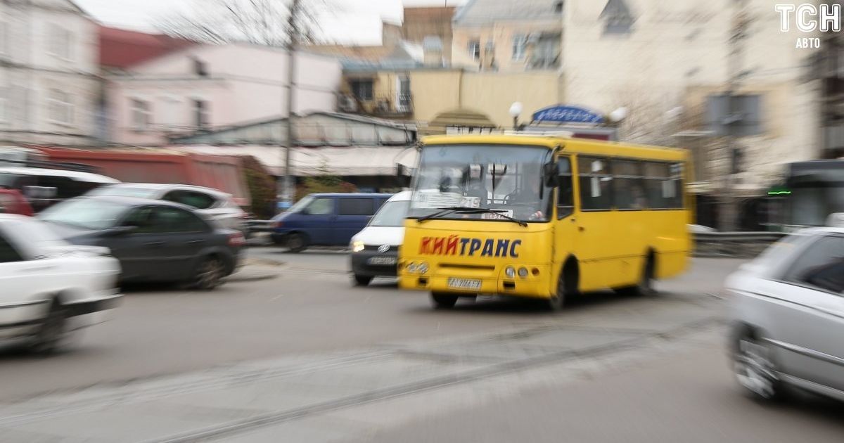 У Києві пасажири зняли, як водій "ремонтував" маршрутку цеглиною