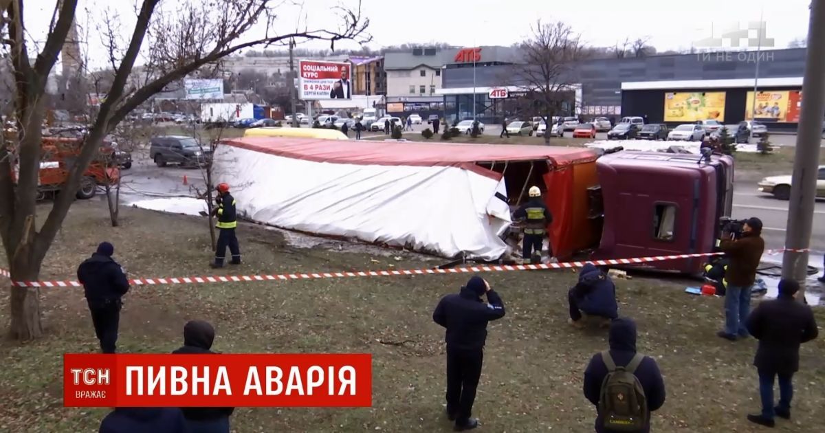 В Днепре фура с пивом побила три машины и перевернулась на асфальт