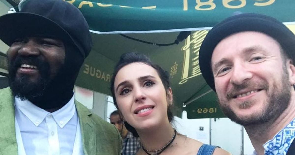 Эмоциональная Джамала расплакалась во время встречи с легендарным музыкантом во Львове