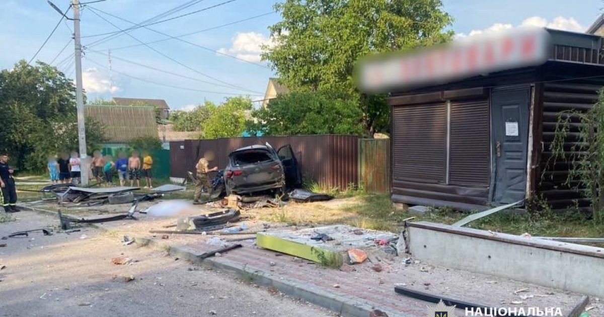 Позашляховик у селі Шевченкове на Київщині в'їхав у зупинку / © Поліція Київської області