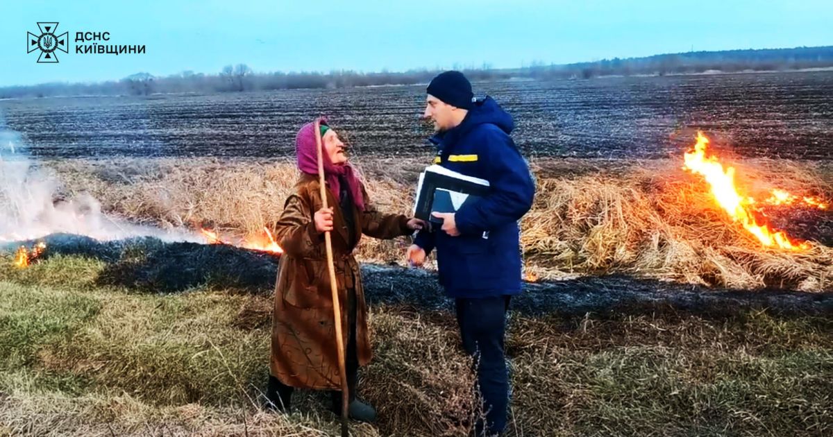 Как спасатели бабушку-палийку на Киевщине уговаривали / © ГСЧС в Киевской области