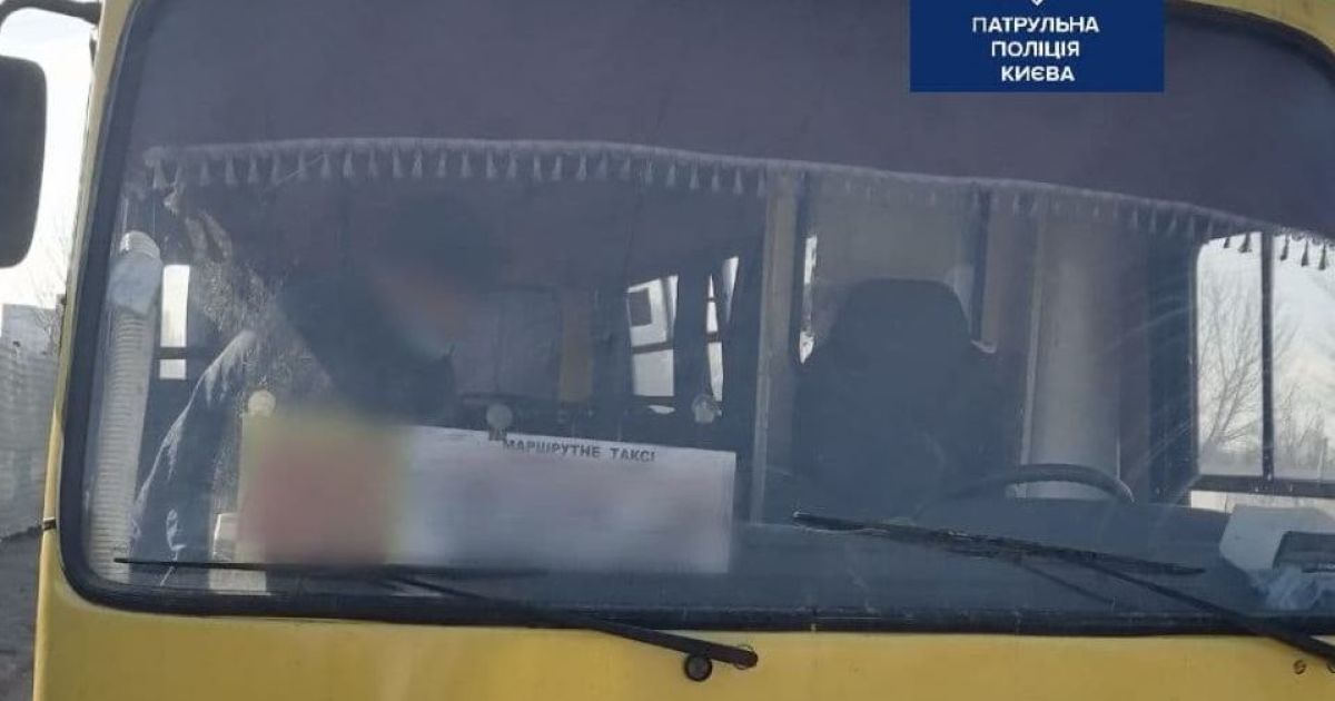 У Києві водія маршрутки перед рейсом зазнімкували з пляшкою пива