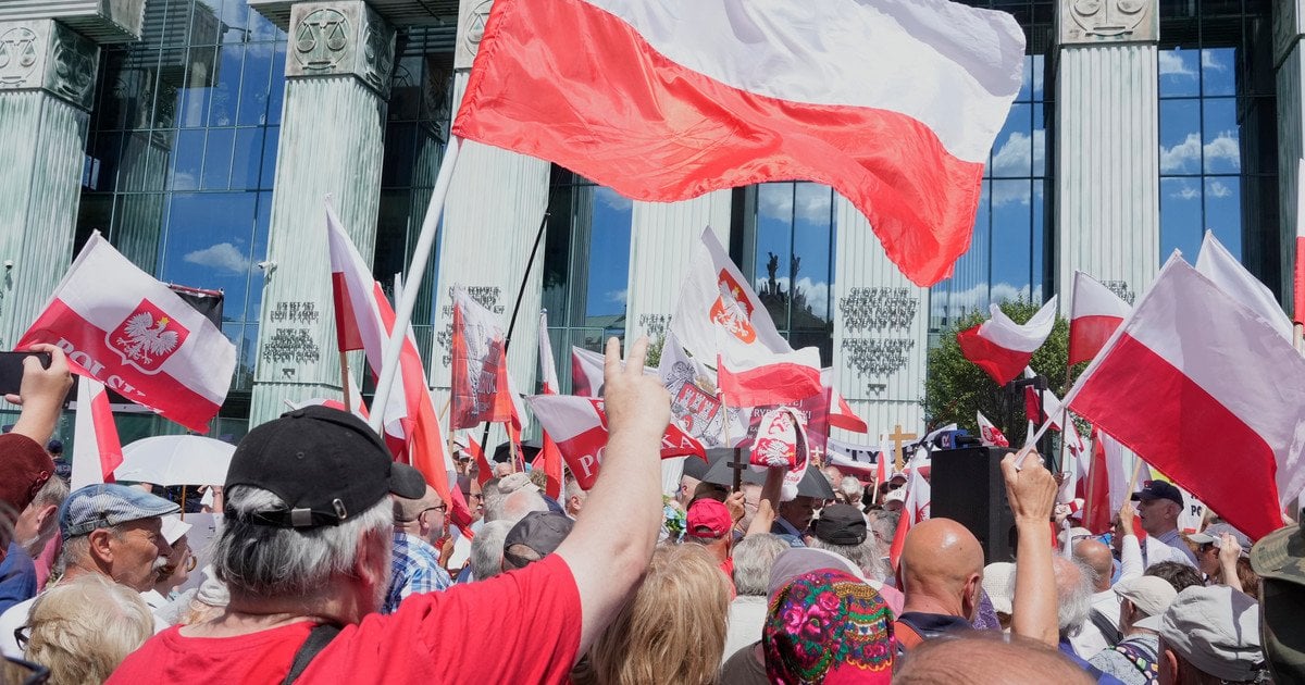 У Польщі заборонили діяльність комуністичної партії