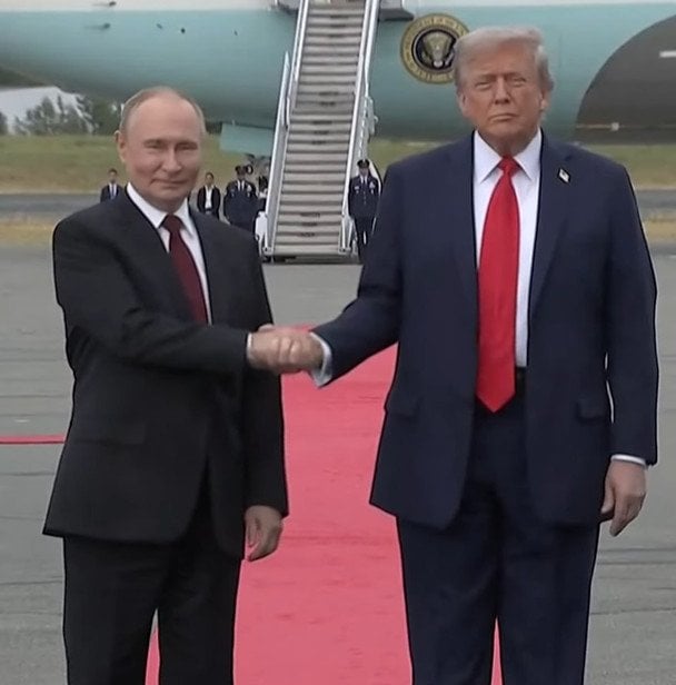 "Это не он": психолог заявил, что на встречу с Трампом прибыл двойник Путина