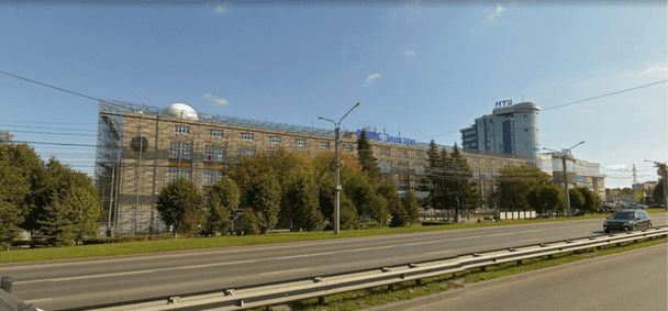 Захисні металеві конструкції навколо будівель.  / © російські телеграм-канали