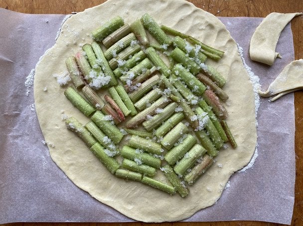 Пиріг з ревенем. / Фото: zelenasadyba.com.ua