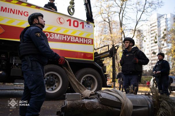 У Печерському районі Києва рятувальники вилучили частину ракети / Фото: ДСНС