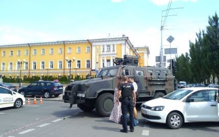 Затриманого чоловіка, який погрожував підірвати відділення банку в Києві, забрала СБУ