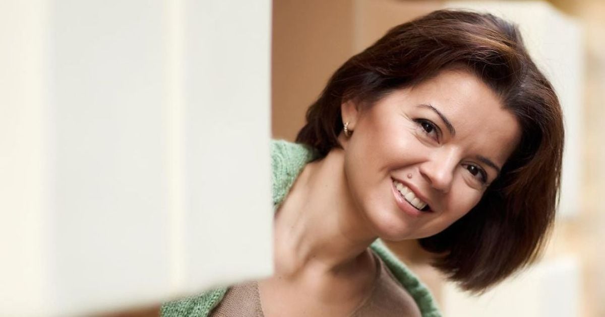 Маричка Падалко в гололед покаталась на коньках во дворе дачи