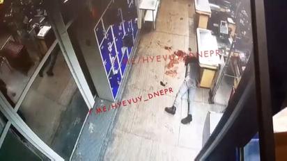 Набросился и бил до потери сознания: в Днепре в супермаркете неадекватный мужчина напал на подростка