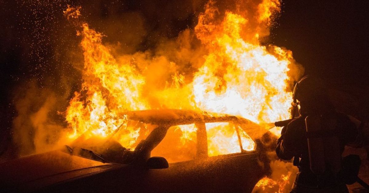 В Фастове 18-летний парень порезал колеса двух авто, угнал одно из них и сжег: видео