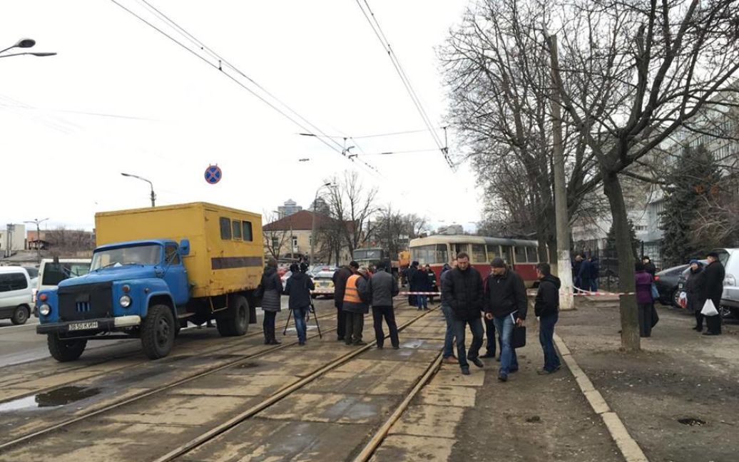 На столичной Лукьяновке слетел с рельсов трамвай / © Фото Валерии Ковалинской/ТСН