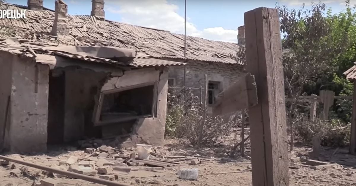 Под развалинами дома в Торецке погибла семья из трех человек: видео