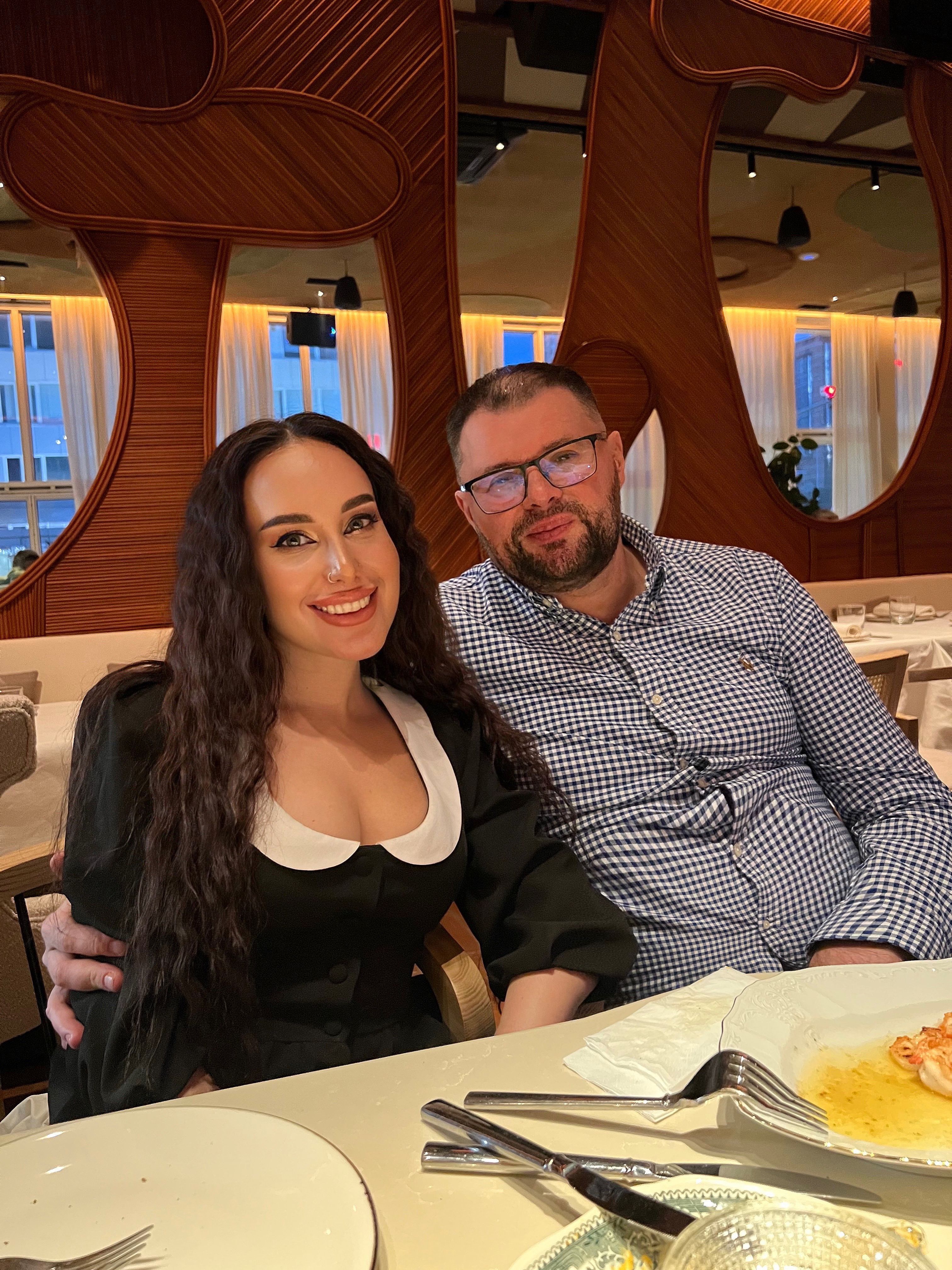 ШАДУ с мужчиной / © instagram.com/offi_shadu