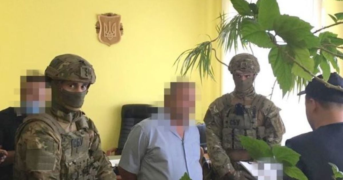 В Тернополе задержали главу налоговой инспекции и его сына за взятку