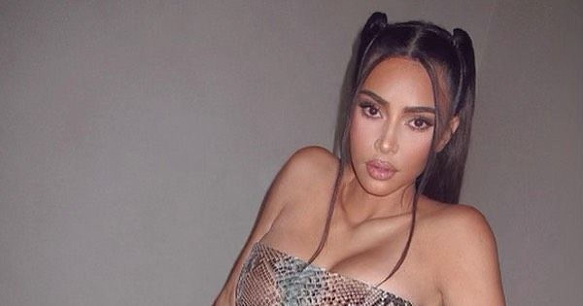 Кім Кардашян у бікіні захопила пишними формами