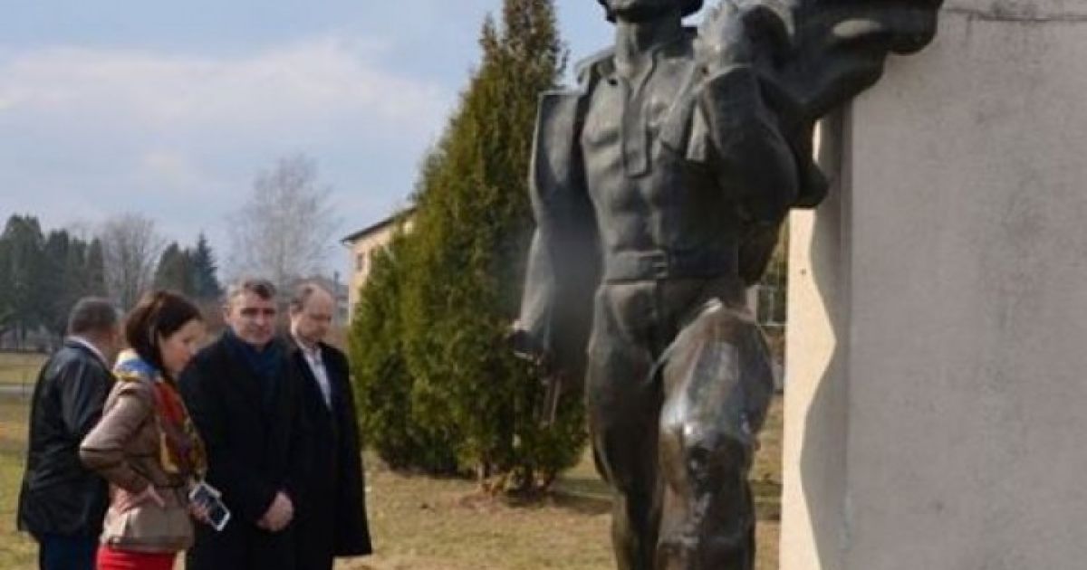 На Львівщині вандали відрізали руку в пам'ятника Франку
