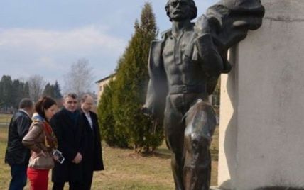 На Львівщині вандали відрізали руку в пам'ятника Франку