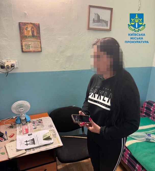 За 1 тисячу доларів працівниця кладовища обіцяла підзахоронення до чужої могили / Фото: Київська міська прокуратура