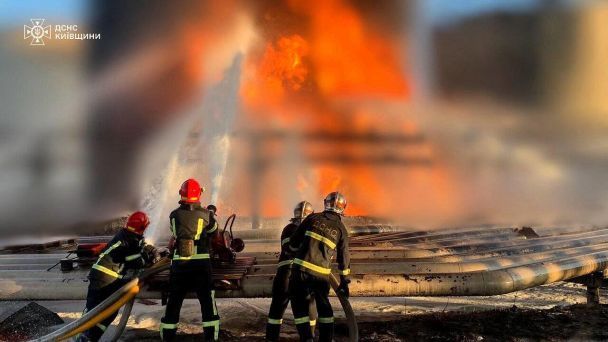 Один из обломков ракеты упал на промышленный объект в Киевской области.
